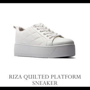 Cute 90s inspired platform  faux leather sneaker